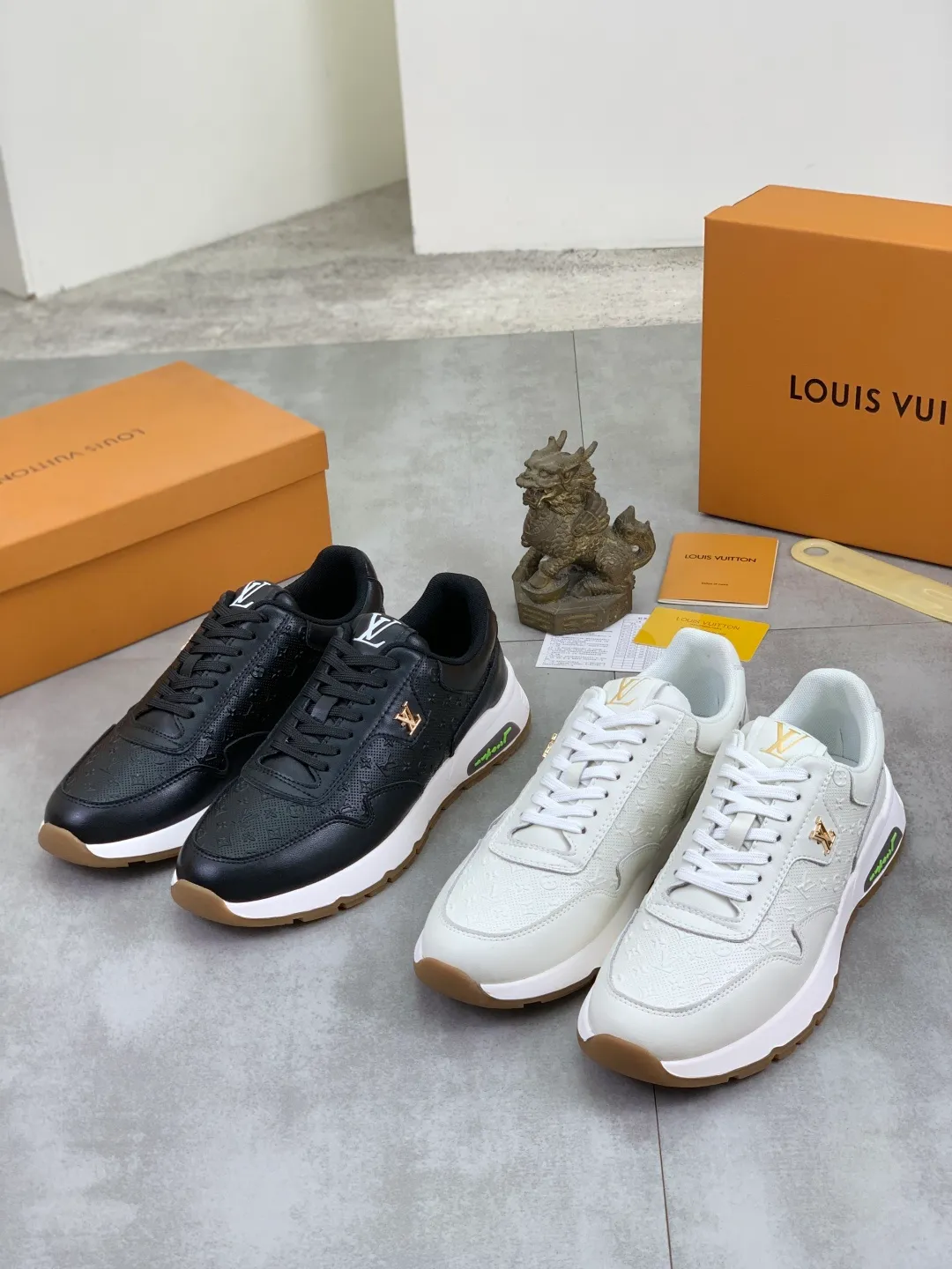 Men's Men's Shoes 💰P440💰【New Style】Yangli🆘 💭💭New model launched【LOUlS VUlTTON】Louis Vuitton's new low-top men's shoes, high quality, support inspection! This style comes from Italy with a variety of styles, very energetic and creative, giving people a comfortable and atmospheric visual impact❗Synchronization, the upper is made of silk calfskin with original LV, imported soft sheepskin lining🐑Purely hand-stitched; LV original rubber outsole 2️⃣color options available Size: 38~44